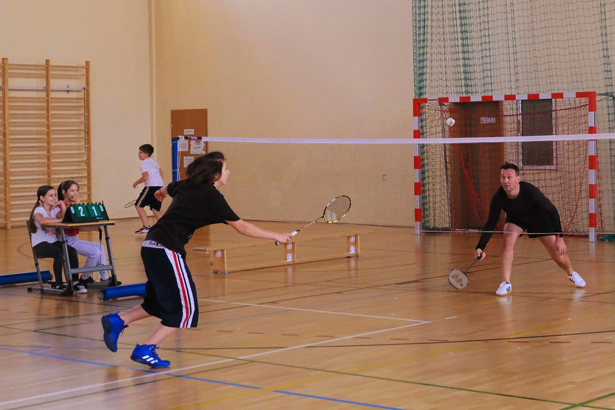 Świąteczne rozgrywki w badmintonie 