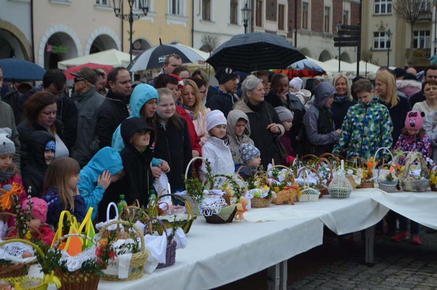 Święcenie pokarmów na krośnieńskim rynku