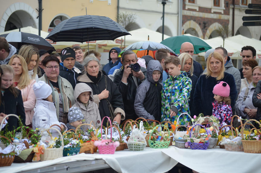 Święcenie pokarmów na krośnieńskim rynku