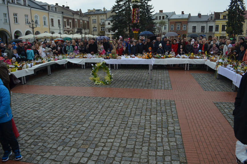 Święcenie pokarmów na krośnieńskim rynku