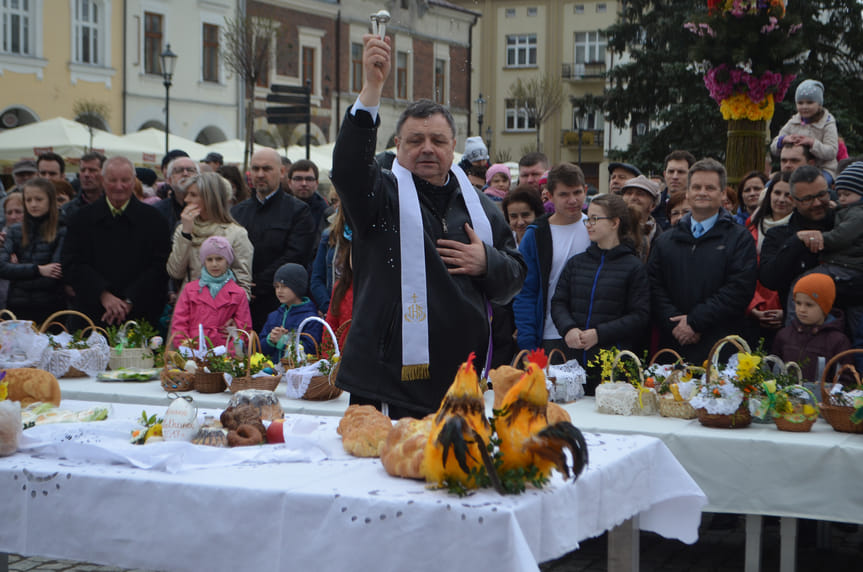 Święcenie pokarmów na krośnieńskim rynku