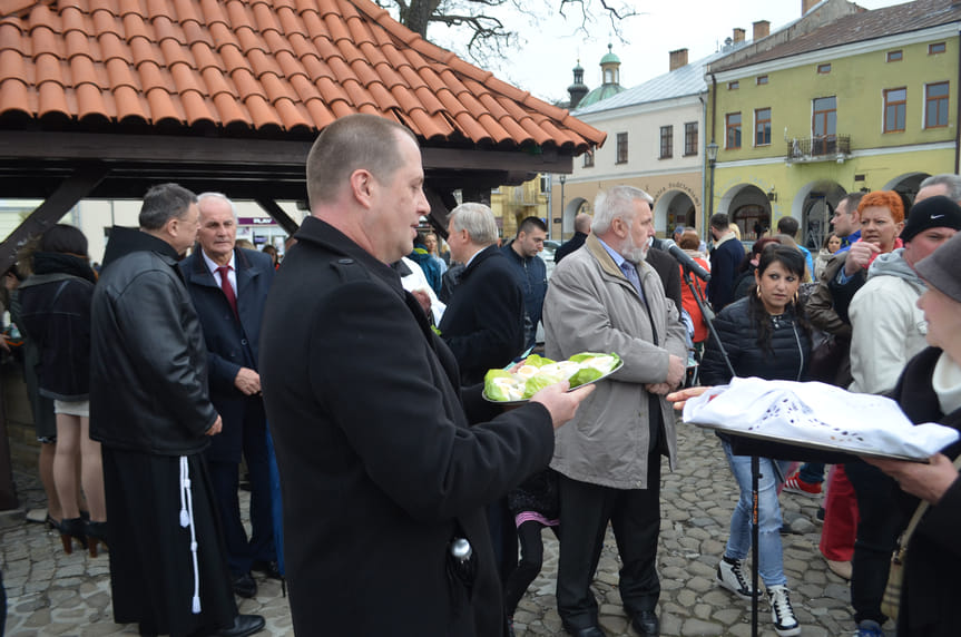 Święcenie pokarmów na krośnieńskim rynku