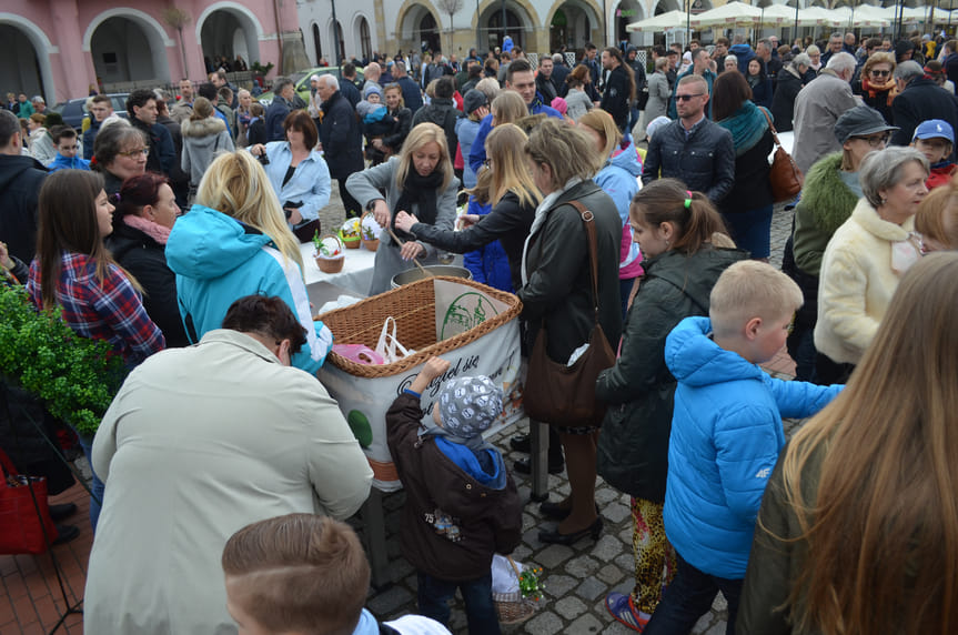 Święcenie pokarmów na krośnieńskim rynku