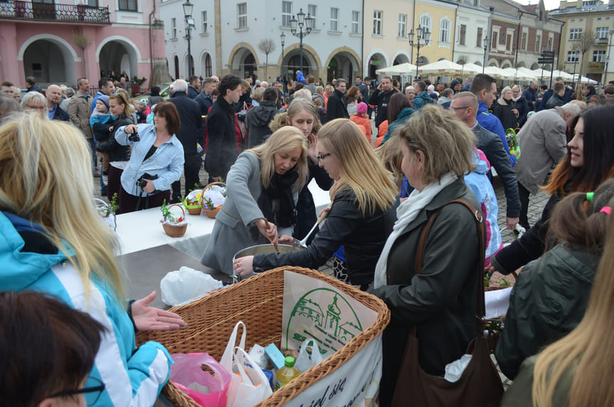 Święcenie pokarmów na krośnieńskim rynku