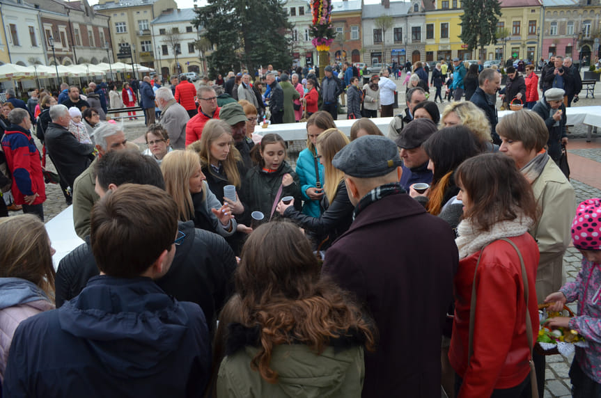 Święcenie pokarmów na krośnieńskim rynku