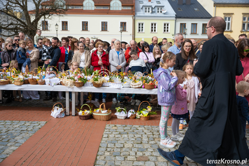 Święcenie pokarmów na rynku w Krośnie