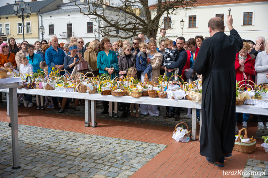 Święcenie pokarmów na rynku w Krośnie