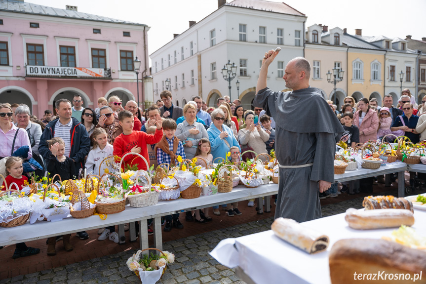 Święcenie pokarmów na rynku w Krośnie