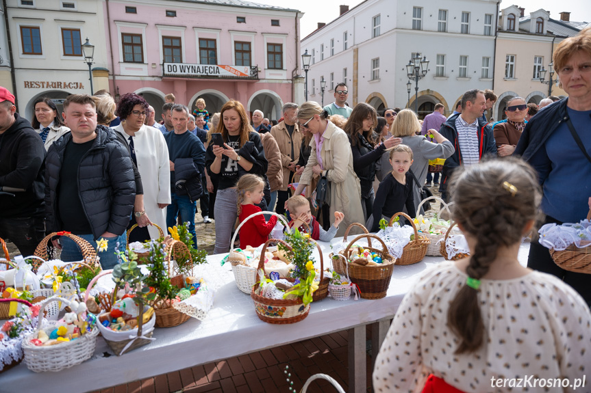 Święcenie pokarmów na rynku w Krośnie