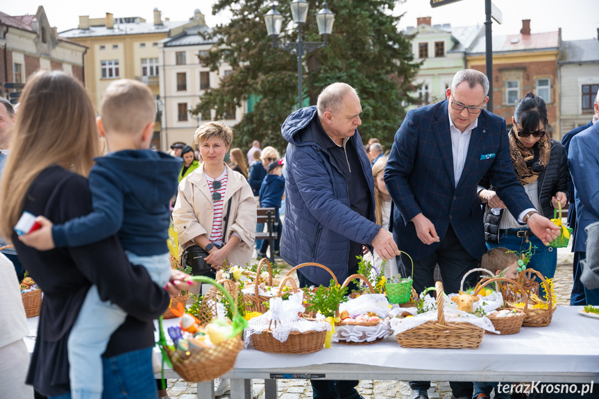 Święcenie pokarmów na rynku w Krośnie