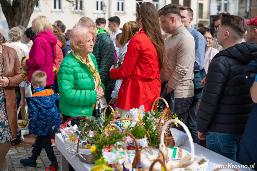 Święcenie pokarmów na rynku w Krośnie