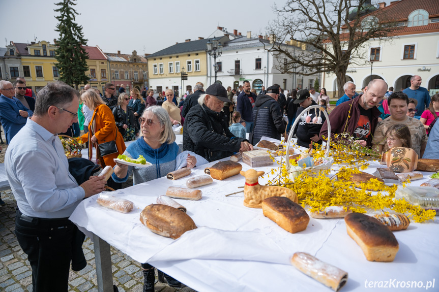 Święcenie pokarmów na rynku w Krośnie