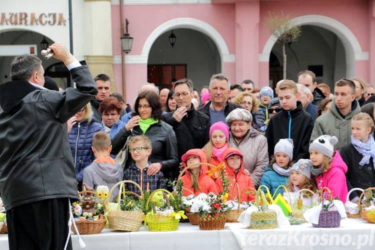 Święcenie pokarmów na Rynku w Krośnie