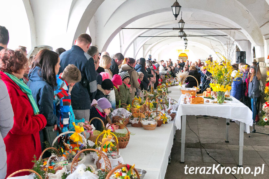 Święcenie pokarmów na Rynku w Krośnie