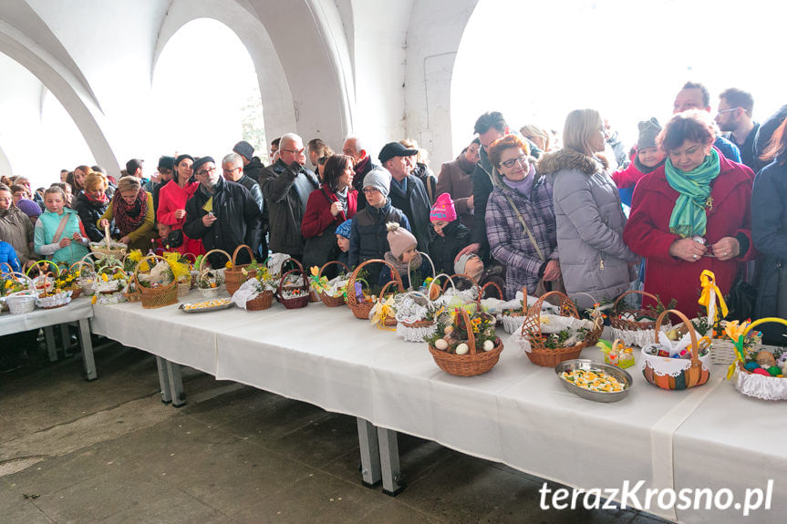 Święcenie pokarmów na Rynku w Krośnie