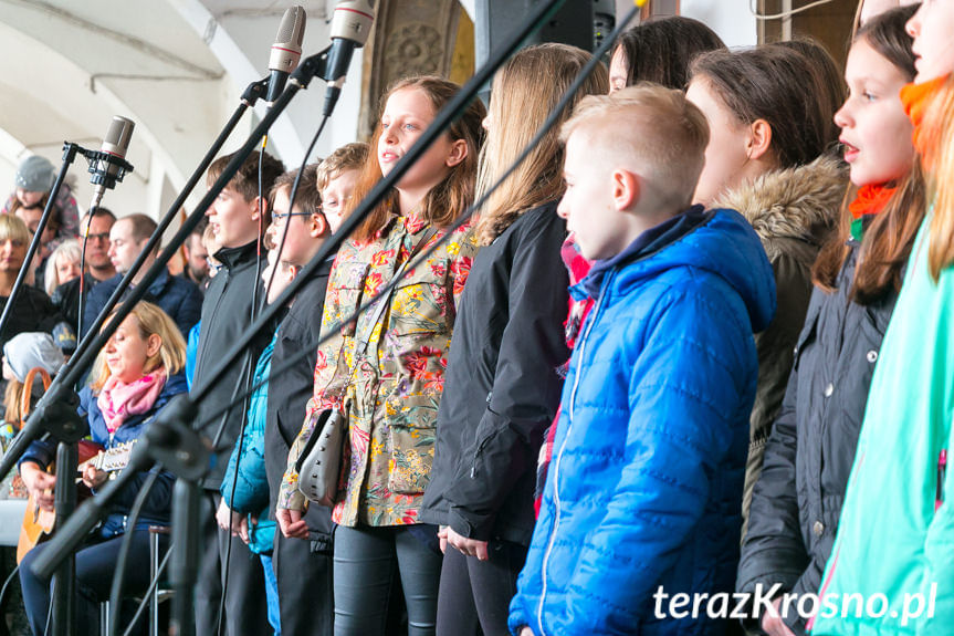 Święcenie pokarmów na Rynku w Krośnie