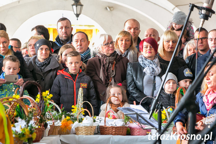 Święcenie pokarmów na Rynku w Krośnie