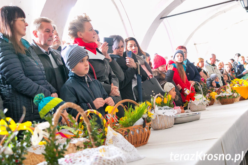 Święcenie pokarmów na Rynku w Krośnie