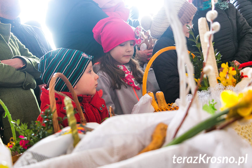 Święcenie pokarmów na Rynku w Krośnie