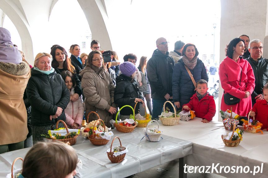 Święcenie pokarmów na Rynku w Krośnie