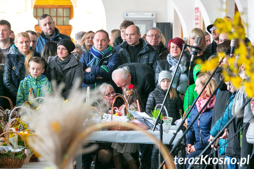 Święcenie pokarmów na Rynku w Krośnie