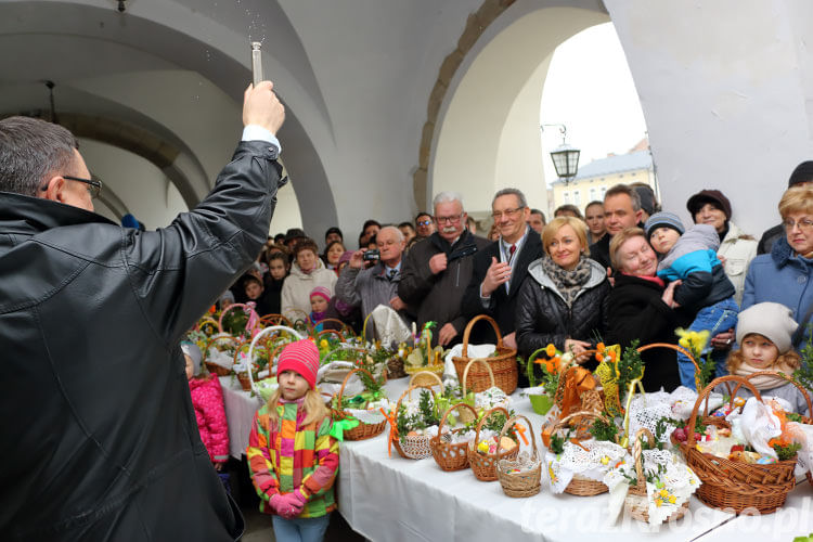 Święcenie pokarmów wielkanocnych na Rynku w Krośnie