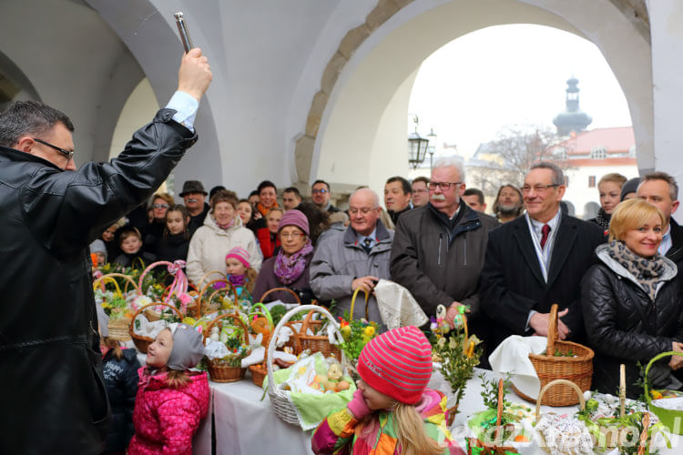 Święcenie pokarmów wielkanocnych na Rynku w Krośnie