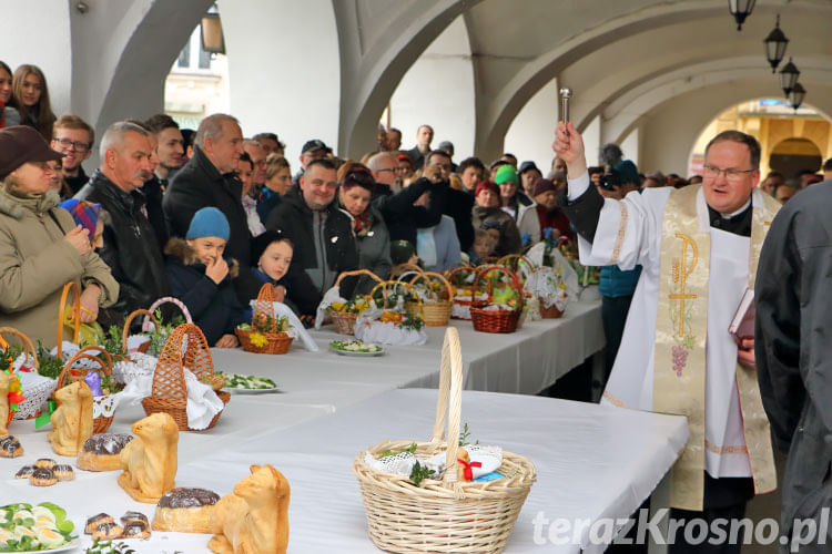 Święcenie pokarmów wielkanocnych na Rynku w Krośnie