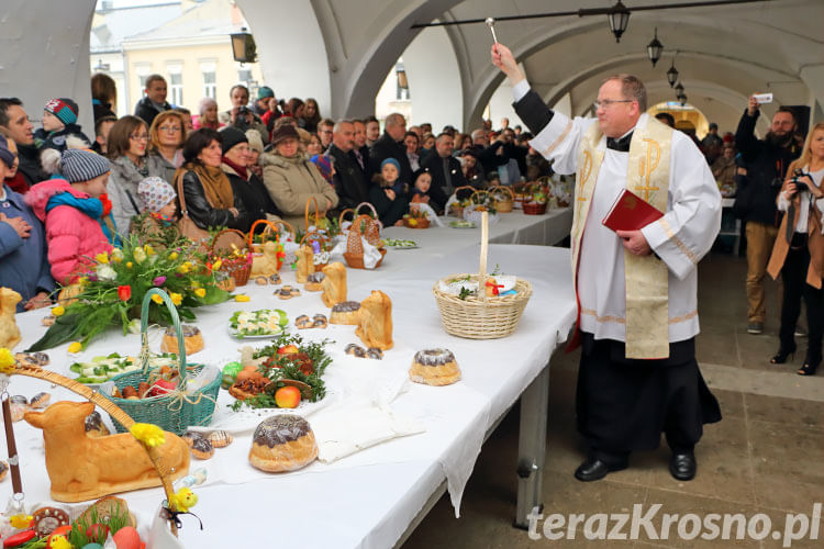 Święcenie pokarmów wielkanocnych na Rynku w Krośnie