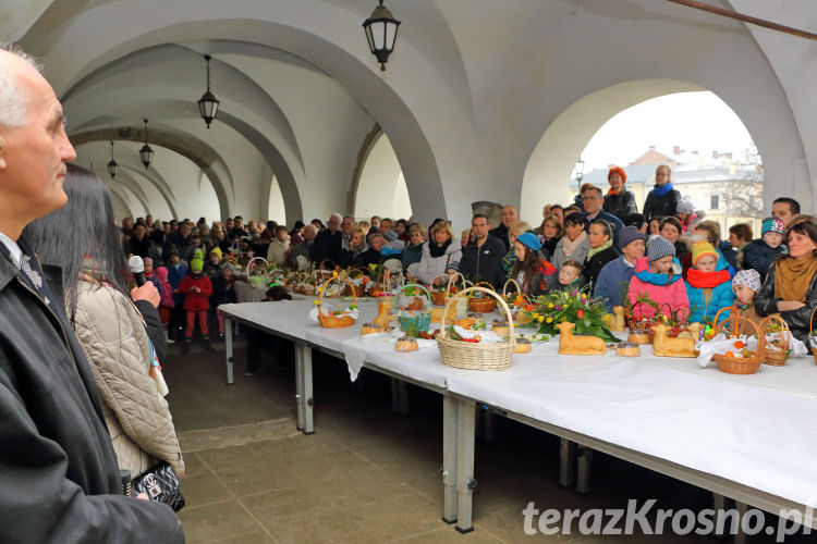 Święcenie pokarmów wielkanocnych na Rynku w Krośnie