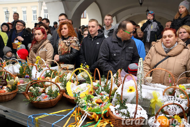 Święcenie pokarmów wielkanocnych na Rynku w Krośnie