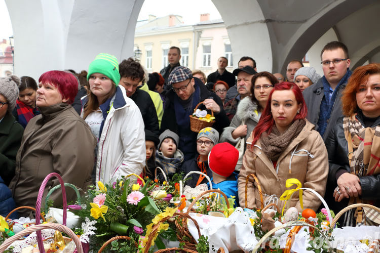 Święcenie pokarmów wielkanocnych na Rynku w Krośnie