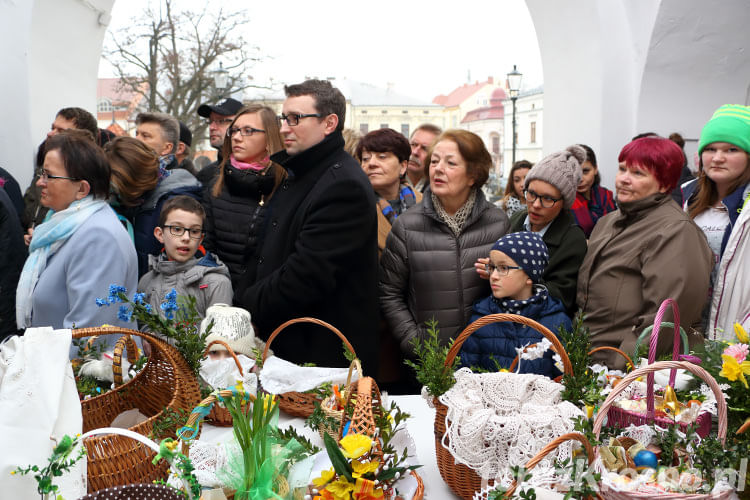 Święcenie pokarmów wielkanocnych na Rynku w Krośnie