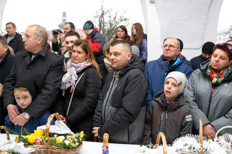 Święcenie pokarmów wielkanocnych na Rynku w Krośnie