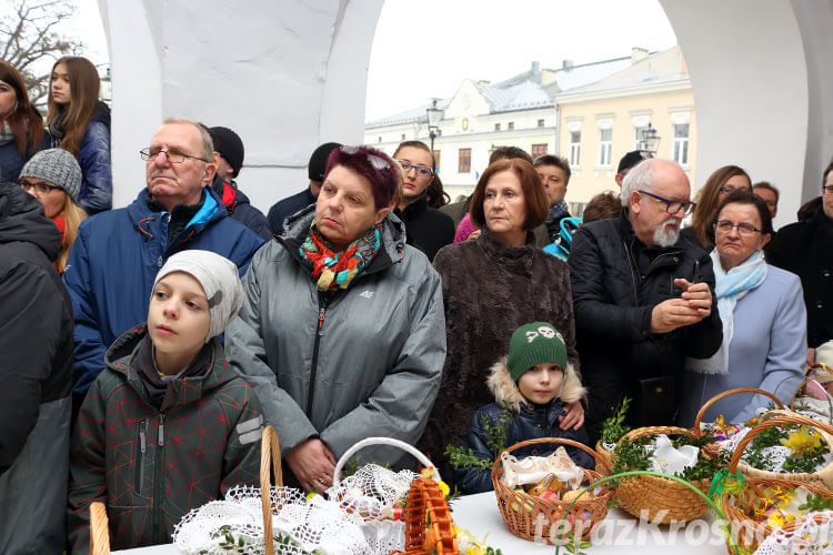 Święcenie pokarmów wielkanocnych na Rynku w Krośnie