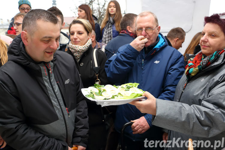 Święcenie pokarmów wielkanocnych na Rynku w Krośnie