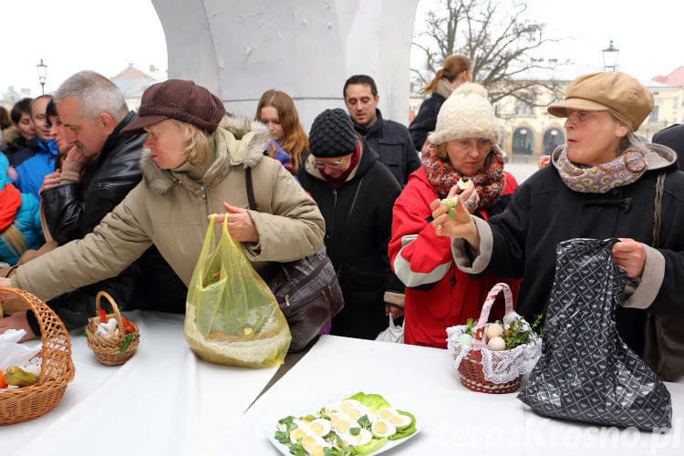 Święcenie pokarmów wielkanocnych na Rynku w Krośnie