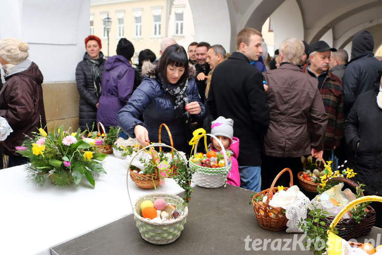 Święcenie pokarmów wielkanocnych na Rynku w Krośnie