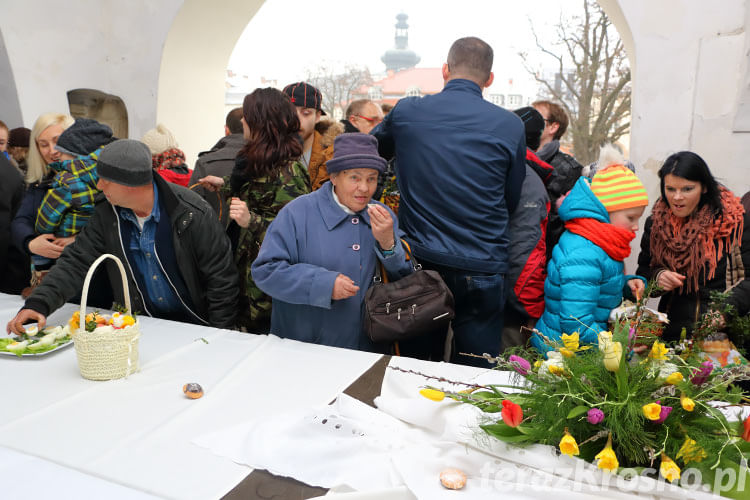 Święcenie pokarmów wielkanocnych na Rynku w Krośnie