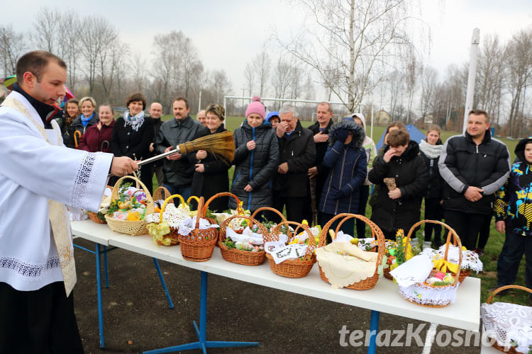 Święcenie pokarmów wielkanocnych w Świerzowej Polskiej