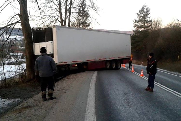 Tir uderzył w drzewo