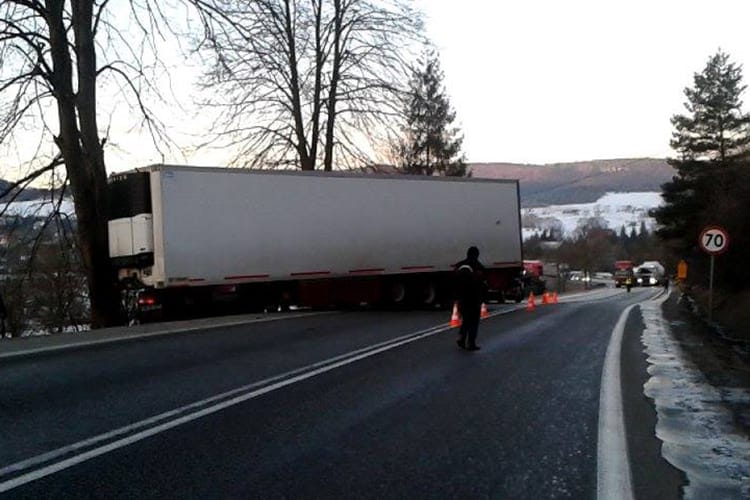 Tir uderzył w drzewo