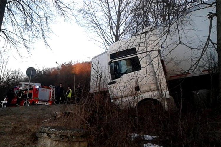 Tir uderzył w drzewo