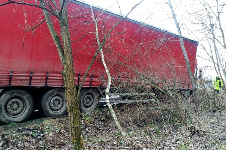 Tir utknął w szczerym polu