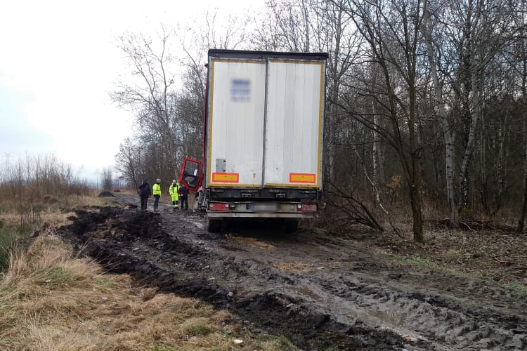 Tir utknął w szczerym polu