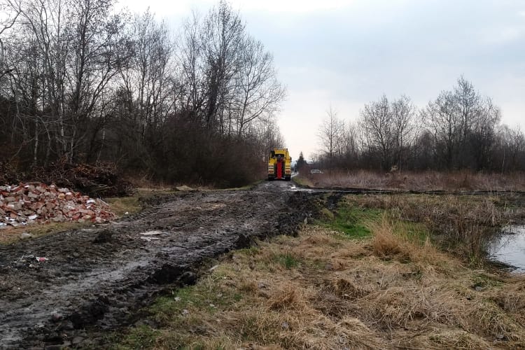 Tir utknął w szczerym polu