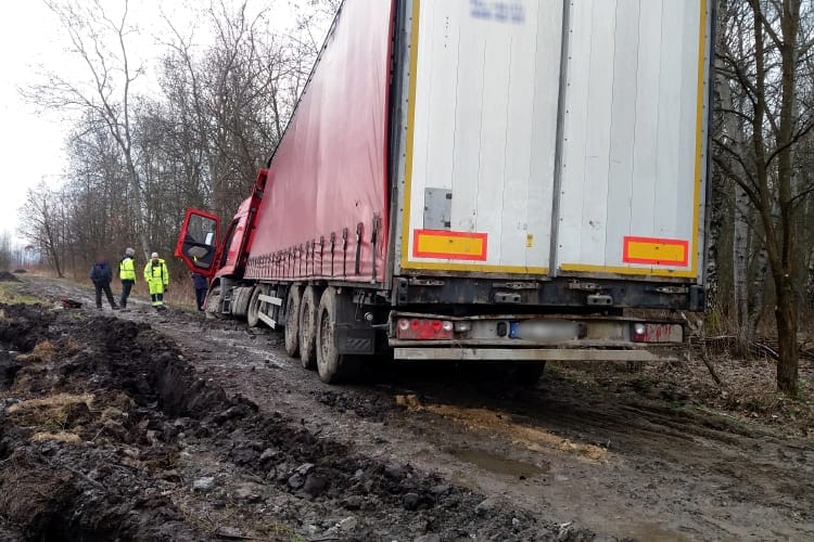 Tir utknął w szczerym polu