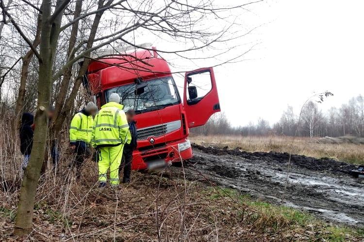 Tir utknął w szczerym polu