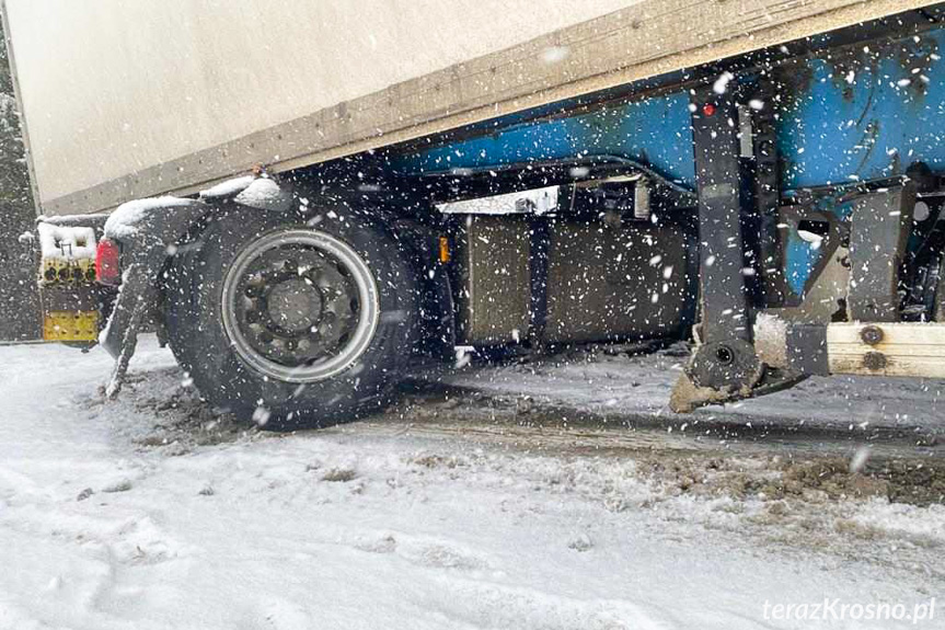 Tir wypadł z drogi w Iskrzyni