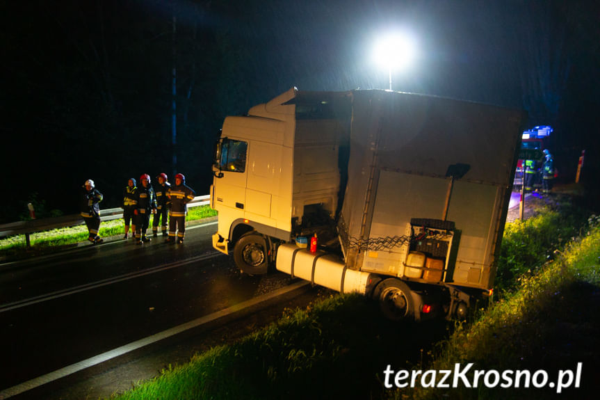 Tir wypadł z drogi